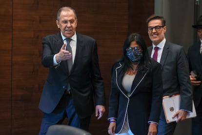 El ministro de Exteriores, Sergei Lavrov, junto a Delcy Rodríguez, durante el encuentro de este jueves en Antalya, Tuquía