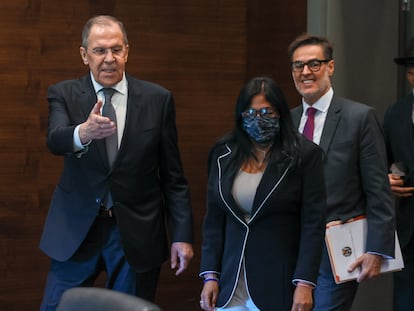 El ministro de Exteriores, Sergei Lavrov, junto a Delcy Rodríguez, durante el encuentro de este jueves en Antalya, Tuquía