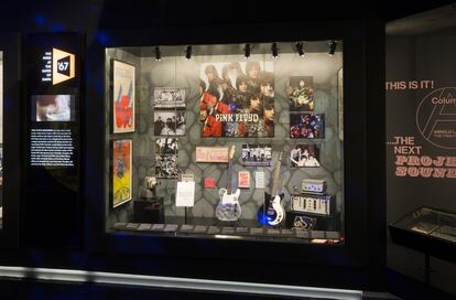Portadas de sus discos, fotografías del grupo y distintos instrumentos se muestran en una vitrina.