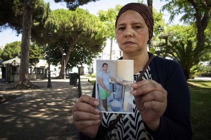 La madre de Iliass Tahiri mostrando una foto de su hijo.