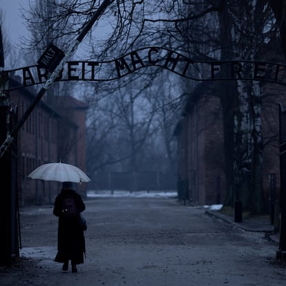 A woman crosses the "Arbeit macht frei" (Work sets you free) gate at the site of the former Nazi German concentration and extermination camp Auschwitz prior to the 80th anniversary of the liberation of the camp in Oswiecim, Poland, January 9, 2025. REUTERS/Kacper Pempel     TPX IMAGES OF THE DAY