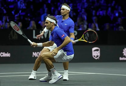 Rafael Nadal y Roger Federer en una baldosa, durante su partido de dobles de la Laver Cup.