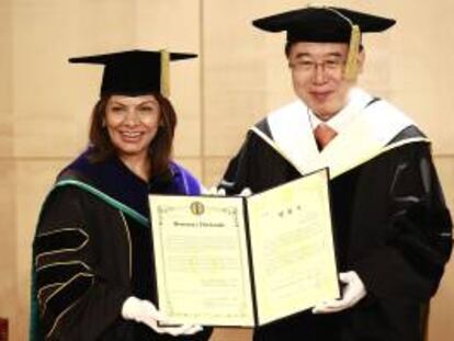La presidenta de Costa Rica, Laura Chinchilla (izda), recibe el doctor honoris causa de la Universidad Hankuk de Estudios Extranjeros del presidente de la misma, Park Chul (dcha), en Seúl (Corea del Sur).