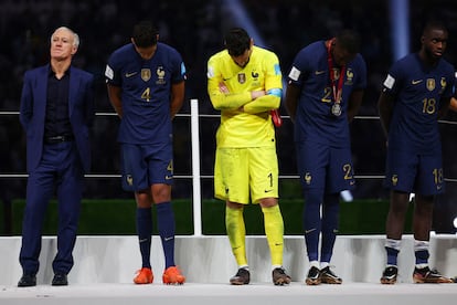 El seleccionador francés, Didier Deschamps, y l los jugadores Raphael Varane, Hugo Lloris, Ibrahima Konate y Dayot Upamecano siguen la entrega de premios tras la final. 