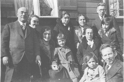 Reunión familiar en marzo de 1932 en la casa de verano de Kaulsdorf. Maria Jalowicz Simon es la niña que está a la derecha, en segunda fila.