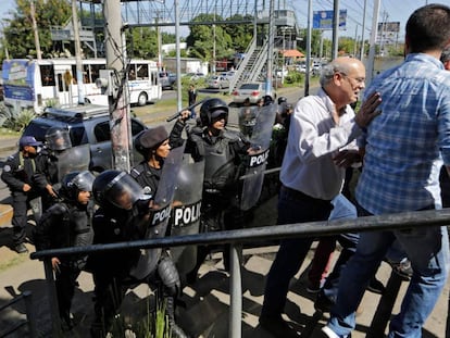 La policía nicaragüense ataca a varios periodistas, entre ellos Carlos Fernando Chamorro, el sábado en Managua.