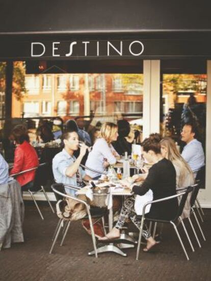 Terraza del restaurante español Destino, en Noordplein, Róterdam.