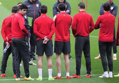 Diego Costa y varios jugadores del Atlético durante la sesión de entrenamiento previa al choque de cuartos de final de la Champions ante el Barcelona.