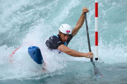 El francés Tony Estanguet en la semifinal de aguas bravas.