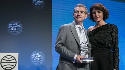 Santiago Posteguillo, guanyador del Planeta, i Ayanta Barilli, finalista.