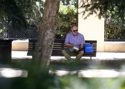 Los lectores de la Feria piden que las editoriales lleven más libros descatalogados en las librerías.