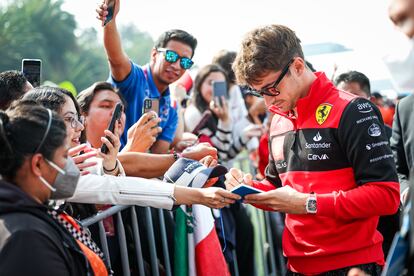 Charles Leclerc, el piloto de Ferrari, firma autógrafos en la zona exclusiva del Paddock, en el Gran Premio de México.