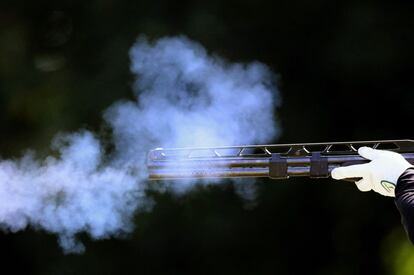El humo sale del rifle del húngaro Richard Bognar durante la competición de tiro.
