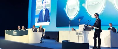 El presidente de Telefónica, José María Álvarez-Pallete (d), durante su intervención ante la junta de accionistas de la multinacional celebrada hoy en Ifema en Madrid.