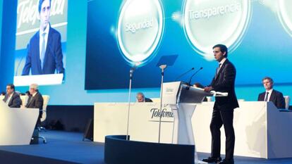 El presidente de Telefónica, José María Álvarez-Pallete (d), durante su intervención ante la junta de accionistas de la multinacional celebrada hoy en Ifema en Madrid.