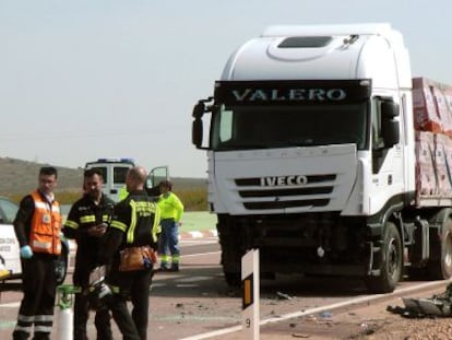 El camión contra el que ha chocado el coche en el que han muerto dos mujeres.