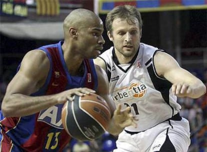 Gary Neal conduce el balón ante Savovic