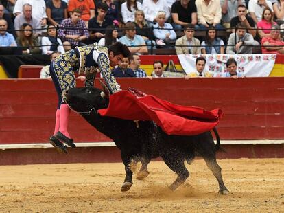 Jesús Enrique Colombo, en el momento de ser herido por el segundo novillo.