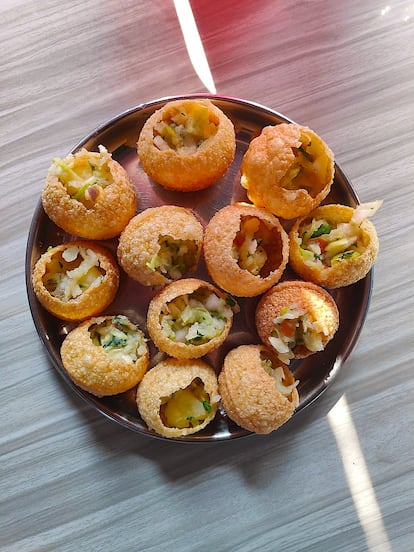 Pani Puri con patata, cebolla y hierbas