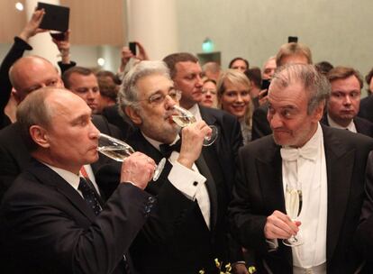 De izquierda a derecha, Vladimir Putin, Plácido Domingo y Valery Guerguiev en la gala de inauguración del Mariinski II.