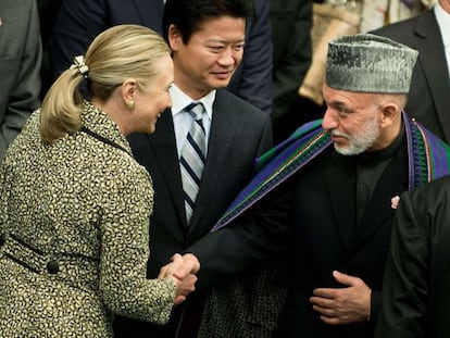 La secretaria de Estado de EE UU, Hillary Clinton, saluda al presidente afgano, Hamid Karzai, en presencia del ministro de Exteriores de Jap&oacute;n, pa&iacute;s anfitri&oacute;n de la Conferencia de donantes, hoy en Tokio. 