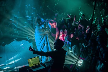 Atmosfera no clube Barby, uma sala de espetáculos no bairro de Florentin, em Tel Aviv, durante o show do cantor e compositor de hip-hop Atar Meiner.