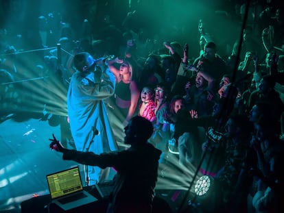 Atmosfera no clube Barby, uma sala de espetáculos no bairro de Florentin, em Tel Aviv, durante o show do cantor e compositor de hip-hop Atar Meiner.