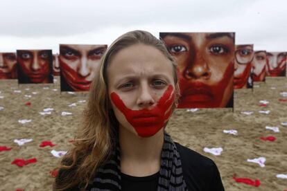 Una voluntaria de la ONG Río de Paz posa en la playa de Copacabana, en Río de Janeiro hoy, 6 de junio de 2016.