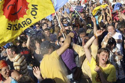 Ciudadanos contrarios a la energía nuclear celebran, en el centro de Roma, el resultado de los referendos.