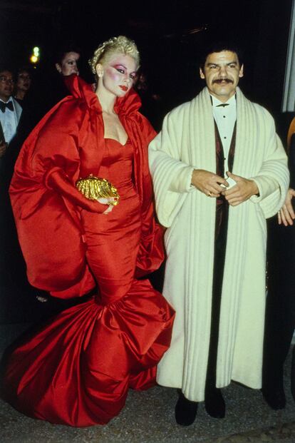 Valerie Arnoff acompaña a su esposo a la gala del Met de 1979 con un vestido creado por él.