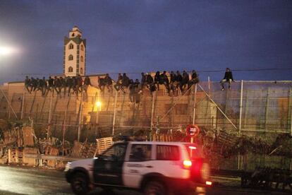 Un grup d'immigrants enfilats a la tanca, en una imatge d'aquest dimarts.