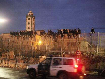 Un grup d'immigrants enfilats a la tanca, en una imatge d'aquest dimarts.