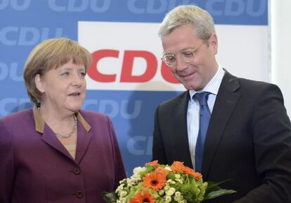La canciller Merkel con el derrotado R&ouml;ttgen este lunes en Berl&iacute;n.