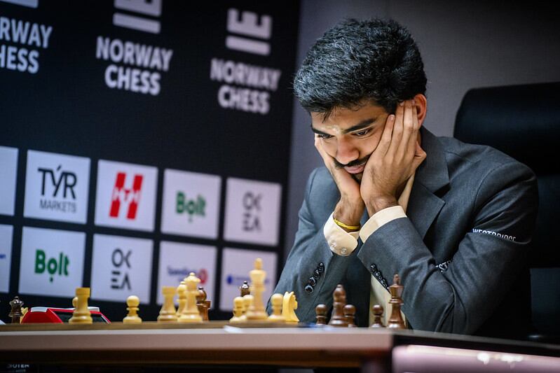 Gukesh, durante su partida con Nakamura