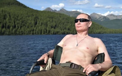 El presidente ruso, Vladímir Putin, toma el sol en Siberia en agosto de 2017.