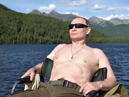 O presidente russo, Vladímir Putin, toma o sol na Sibéria em agosto de 2017.