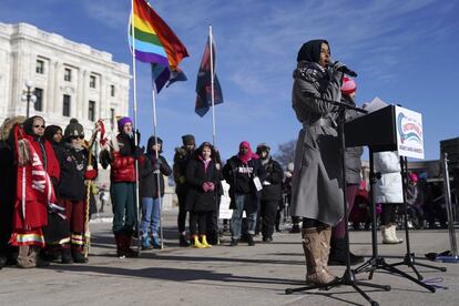 Ilhan Omar se dirige a los asistentes a la Marcha de las Mujeres, desde los escalones del Capitolio del Estado en St. Paul, Minnesota.