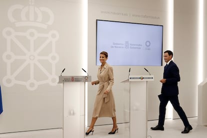 La presidenta de Navarra, María Chivite, y el lehendakari, Imanol Pradales, en su primer encuentro este miércoles en Pamplona.