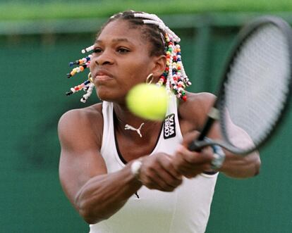 Serena Williams juega contra Virginia Ruano en Wimbledon y, antes de retirarse lesionada en el segundo set, se dejó ver con el pelo con trenzas blancas acabadas en abalorios de colores.