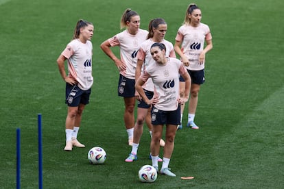 Varias jugadoras de la selección española, durante el último entrenamiento.