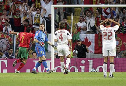 Figo celebra el gol portugués marcado por Nuno Gomes mientras Casillas, Albelda y Juanito se lamentan.