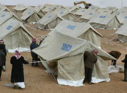 Un grupo de voluntarios jordanos instala un campamento para refugiados iraquíes cerca de la frontera.