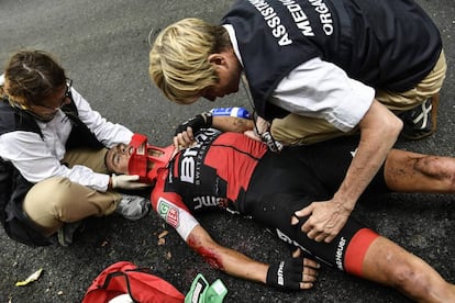 Richie Porte, atendido por los médicos, después de la caída en la novena etapa.