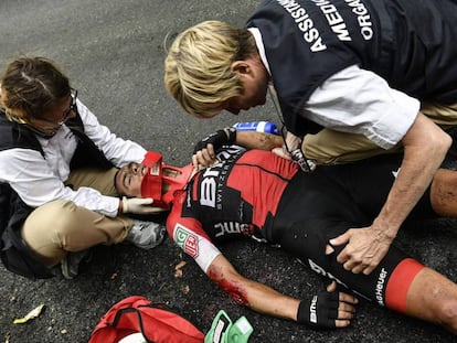 Richie Porte, atendido por los médicos, después de la caída en la novena etapa.