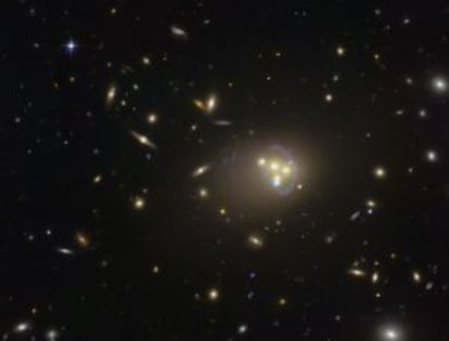 Imagen del cúmulo de galaxias Abell 3827 tomada por el 'Hubble'.