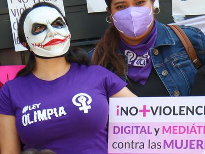 Manifestación feminista feminista en noviembre de 2020 frente al Senado mexicano en apoyo de la Ley Olimpia, que tipifica varios delitos relacionados con el acoso digital.