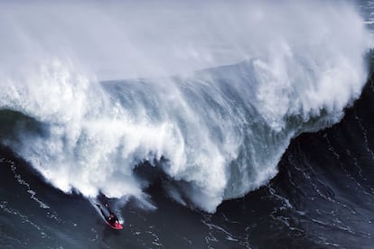 Un surfista disfruta de una ola gigante en Praia do Norte en Nazare (Portugal), el 20 de noviembre.