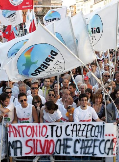 Miles de italianos se manifiestan contra la intención de Silvio Berlusconi de reformar la justicia