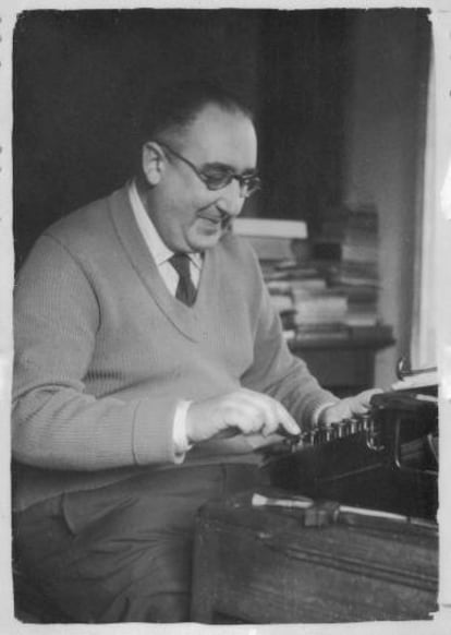 Cunqueiro, en su casa de Mondoñedo, en una imagen de 1959.