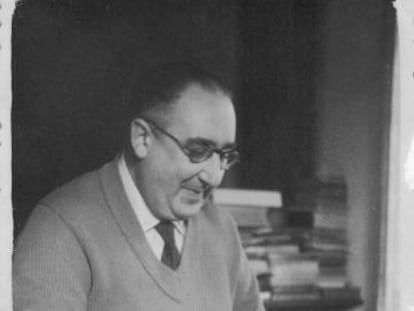 Cunqueiro, en su casa de Mondoñedo, en una imagen de 1959.